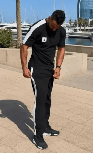 ENSEMBLE JORDAN BIG SIZE – Ensemble Sport Homme Grande Taille Noir Ensemble Jordan Big Size noir avec bandes blanches pour homme, tenue sportive grande taille, confortable et élégante.